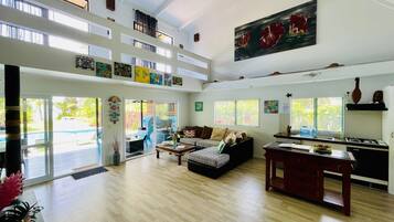 Smart-TV, DVD-spiller, bøker og stereoanlegg