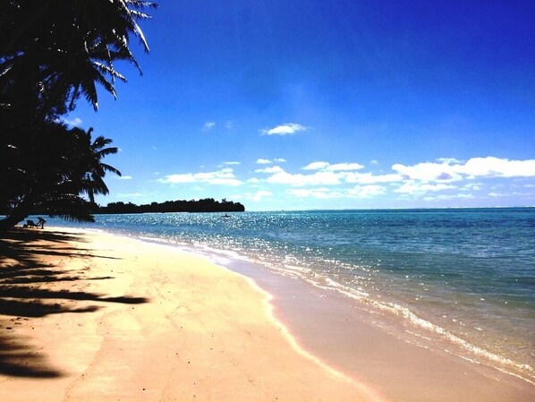 En la playa, camastros y toallas de playa 