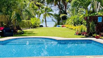 Utendørsbasseng og solsenger