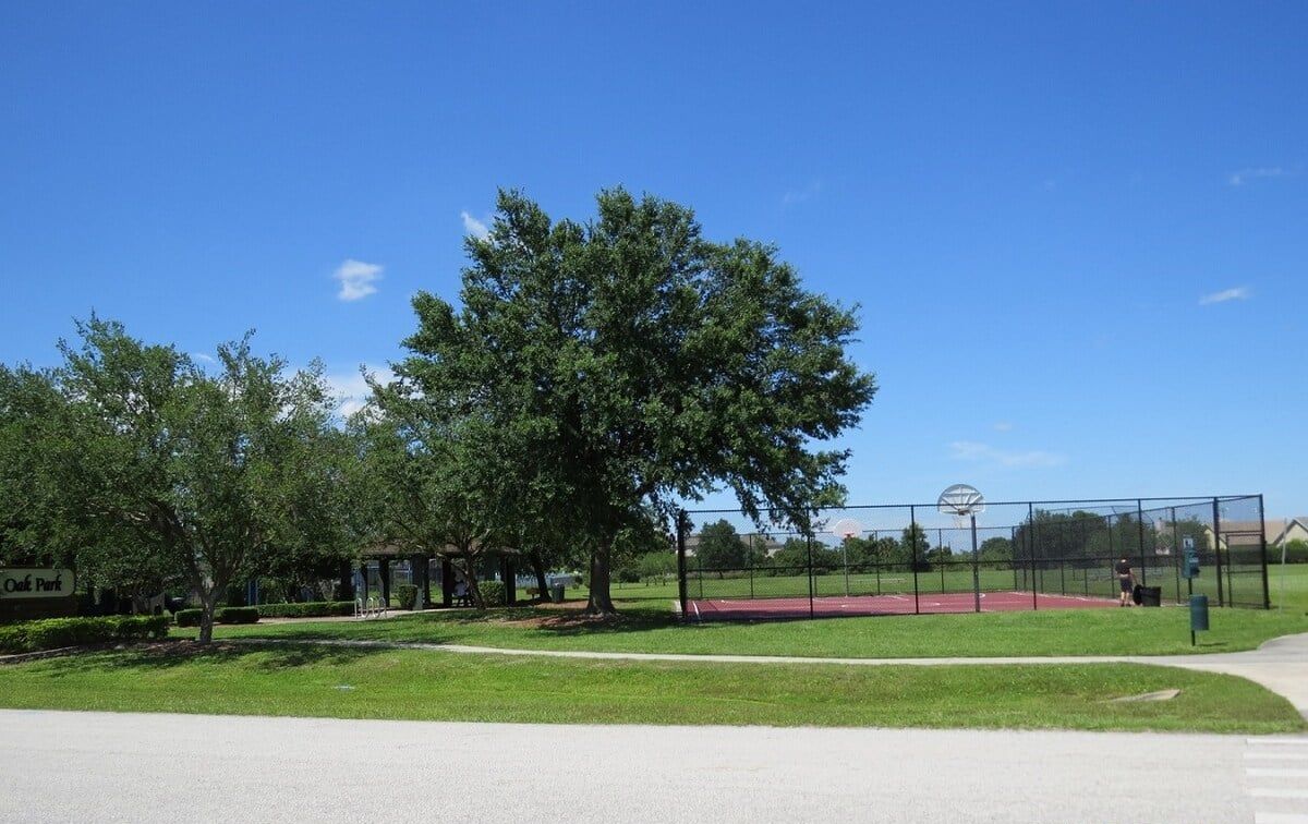 Beautiful neighborhood with tennis courts, lakes, walking