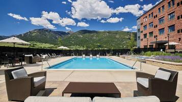 Außenpool, geöffnet von 06:00 Uhr bis 22:00 Uhr, Sonnenschirme