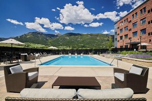 Outdoor pool, open 6:00 AM to 10:00 PM, pool umbrellas, sun loungers - Residence Inn by Marriott Big Sky/The Wilson Hotel (Big Sky)
