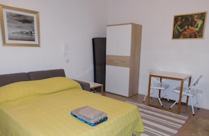 1 habitación, tabla de planchar con plancha, wifi y ropa de cama