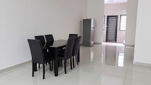 Dining - SR Home Stay at KLIA (Sepang)