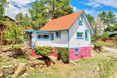 Vintage Cabin with Hot Tub, Convenient in-Town Location & Mountain Views! #3511