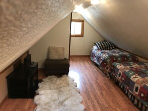 3 habitaciones, escritorio y tabla de planchar con plancha 