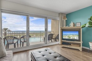 TV, books - Gulf Front, Steps to Private Beach Entry & Daily Chair Setup (Miramar Beach)