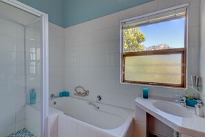 Een bad, een haardroger, handdoeken, zeep