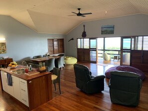 Interior - Totoka Kalou, stunning views over Maui Bay, Coral Coast (Maui Bay, Sigatoka)