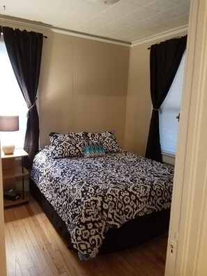 2 bedrooms, iron/ironing board, free WiFi, bed sheets - 4513 State Line 1920 Bungelow updated for modern living (KCMO)