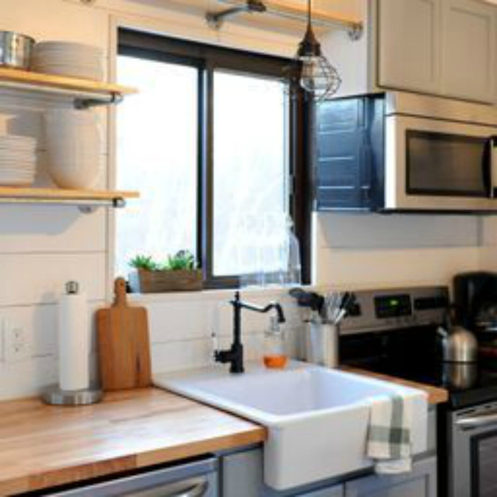 CEDAR CABIN Stylish Retreat w Onsite Pool, Hot Tub and Fire Pit in the Poconos