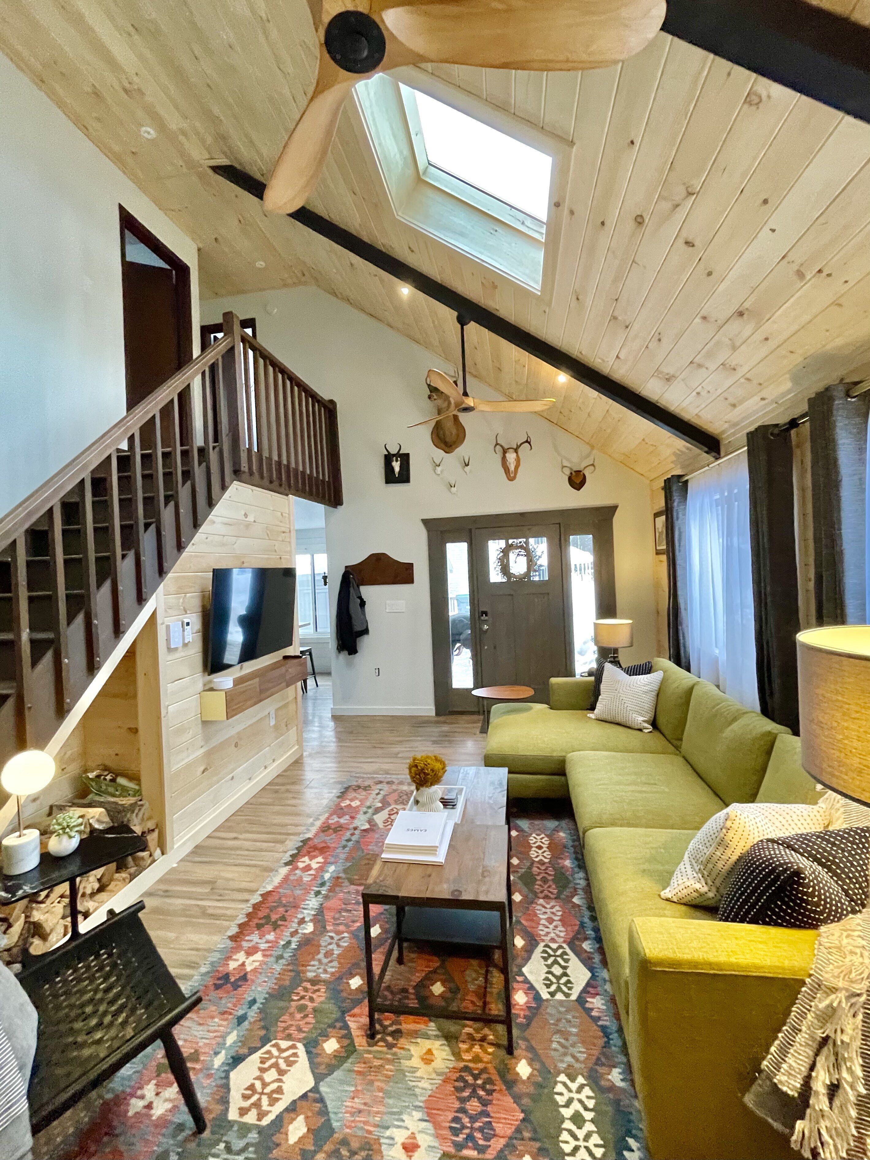 CEDAR CABIN Stylish Retreat w Onsite Pool, Hot Tub and Fire Pit in the Poconos