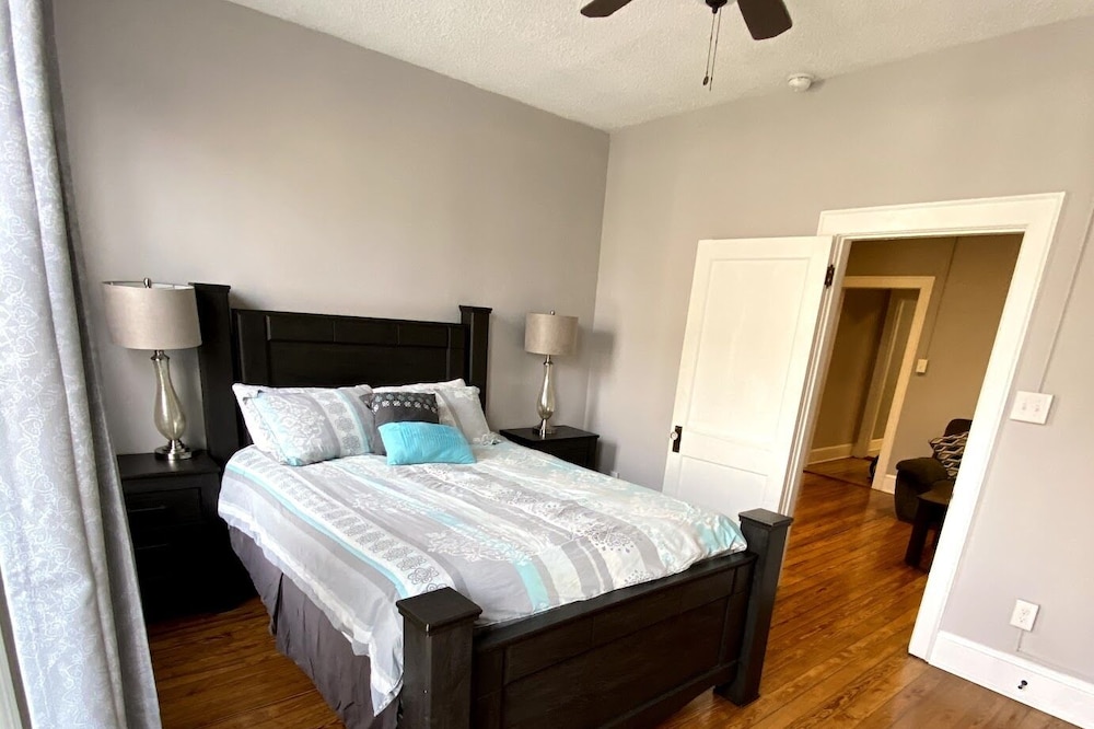 2 Bed Downtown Charles Town Condo w / Laundry Over Abolitionist Ale Works # 200