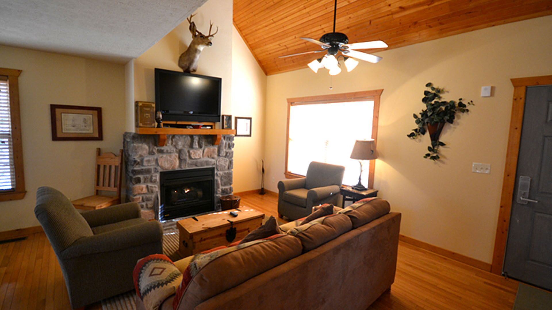 "Lakeside Fun" 1Br Lakefront Cabin, Pets, Fishing, Golf, Pool, Playground