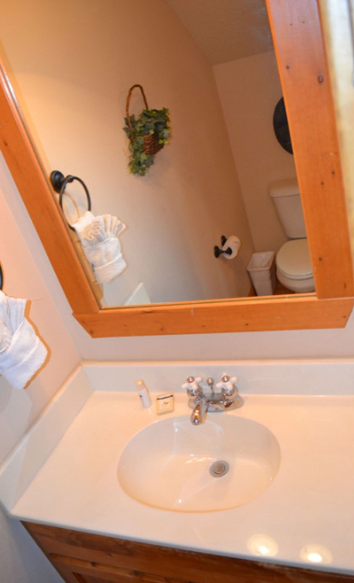 "Lakeside Fun" 1Br Lakefront Cabin, Pets, Fishing, Golf, Pool, Playground