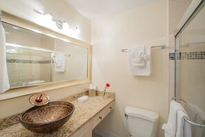 Banheira, secador de cabelo, toalhas de banho 