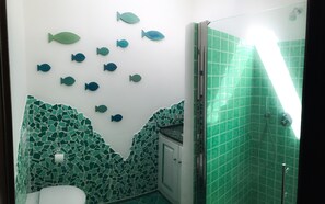 Regadera, secadora de cabello, bidet, toallas