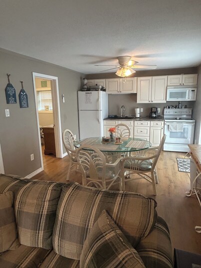 2-bedroom cabin over looking Kentucky Lake