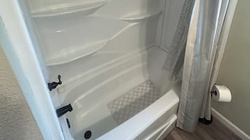Sèche-cheveux, serviettes fournies, savon, shampoing