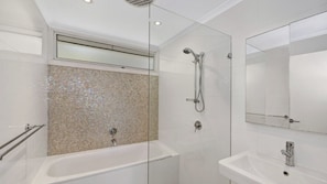 Bathtub, hair dryer - Jewel on the Glade - 1 Min Walk to the Beach (COPACABANA)