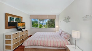 4 bedrooms, iron/ironing board, free WiFi - Jewel on the Glade - 1 Min Walk to the Beach (COPACABANA)