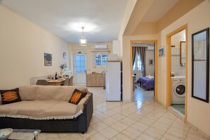 Een smart-tv en boeken