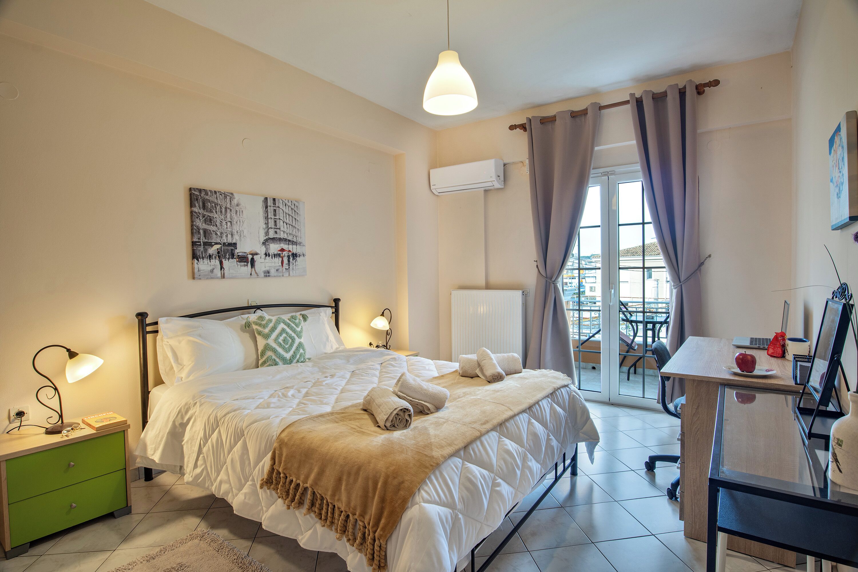 3 soverom, skrivebord, strykejern/-brett og reiseseng for barn