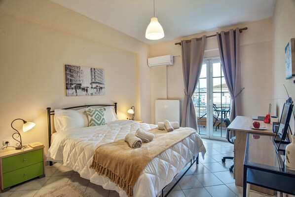 3 slaapkamers, een bureau, een strijkplank/strijkijzer, reisbedje