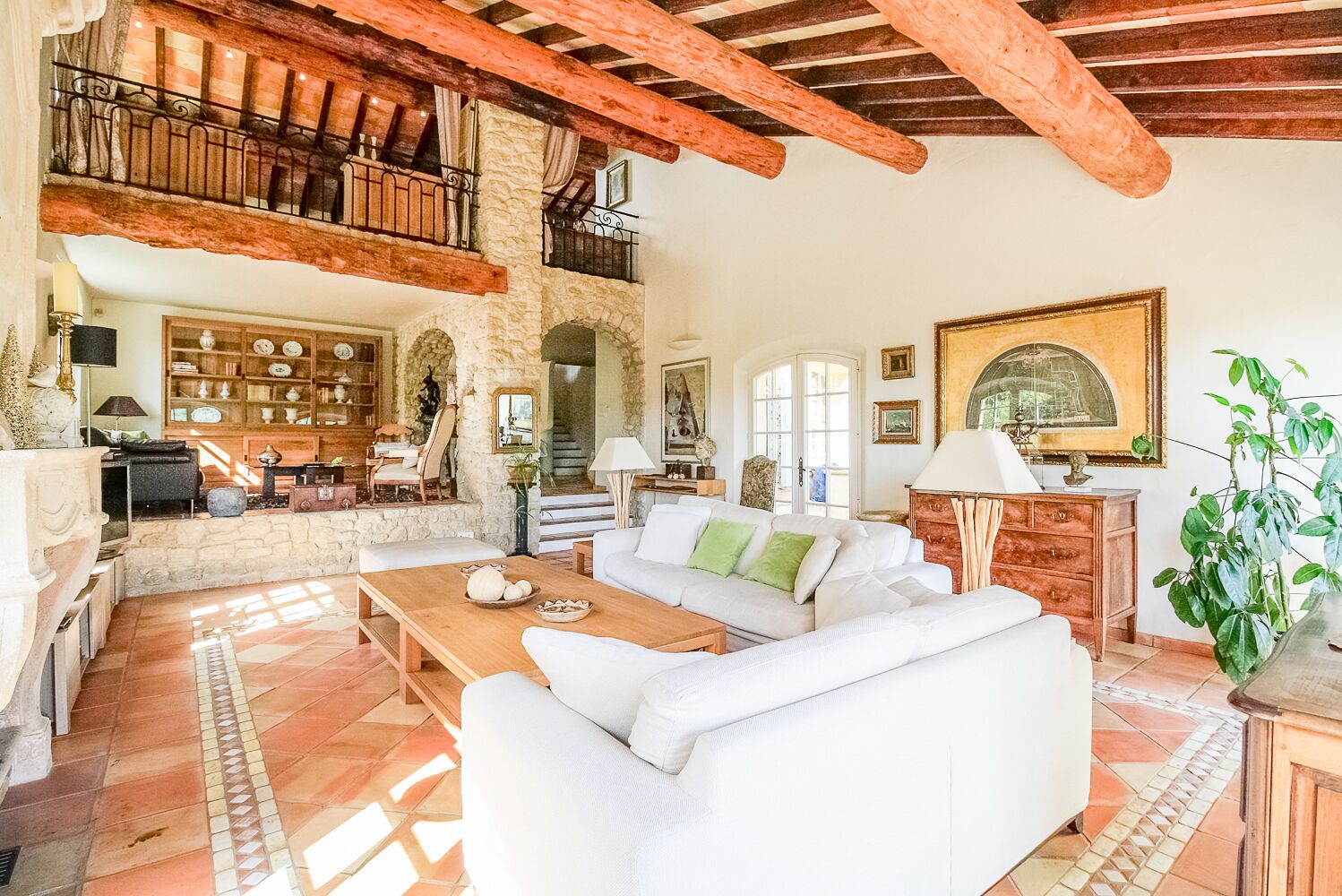 Flat-screen TV, fireplace, DVD player, books