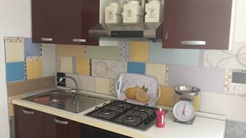 Kühlschrank, Ofen, Herdplatte, Wasserkocher mit Kaffee-/Teezubehör