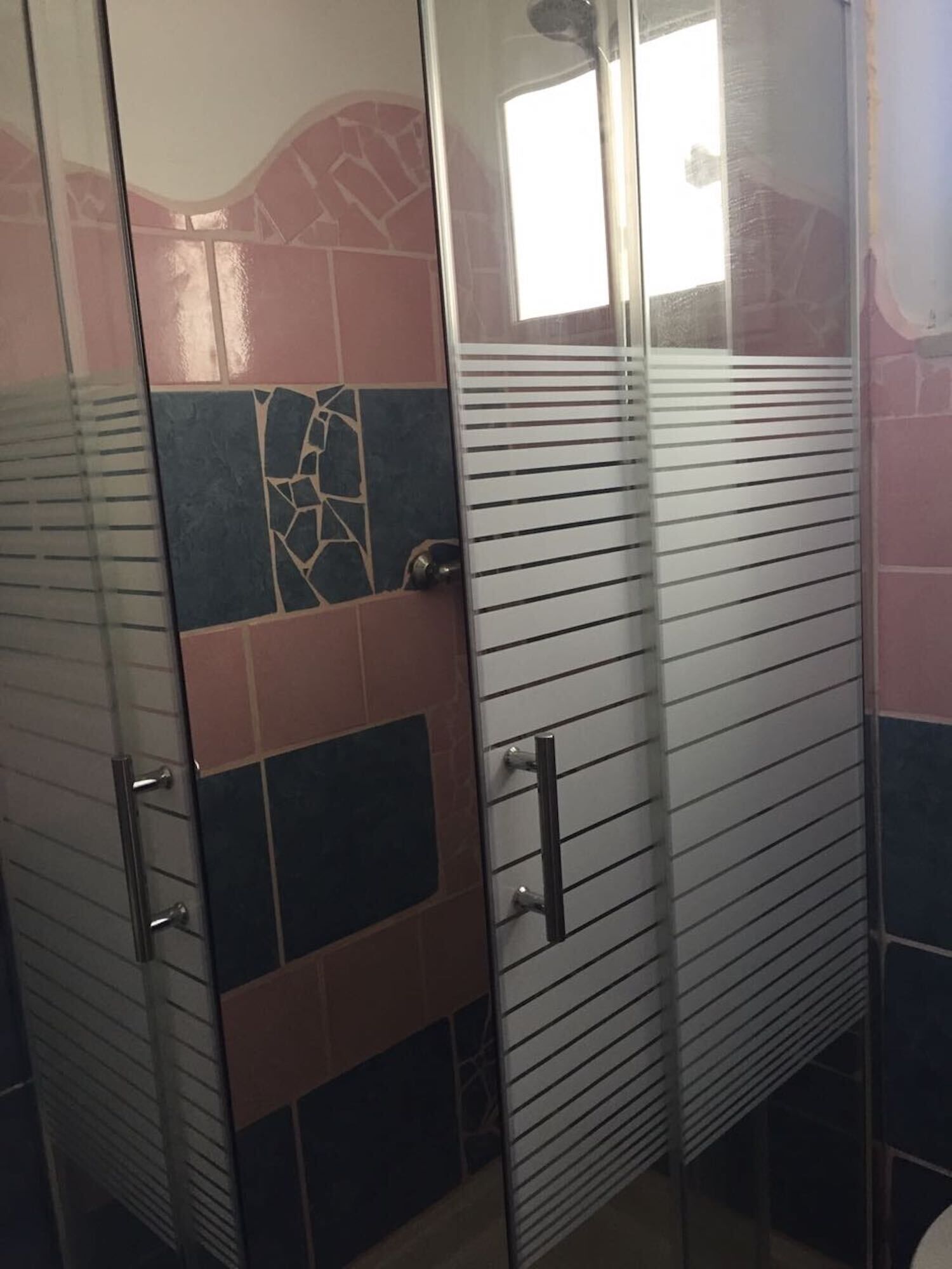 Douche, sèche-cheveux, serviettes fournies, savon
