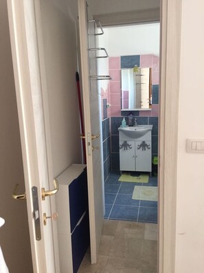 Doccia, asciugacapelli, asciugamani, sapone