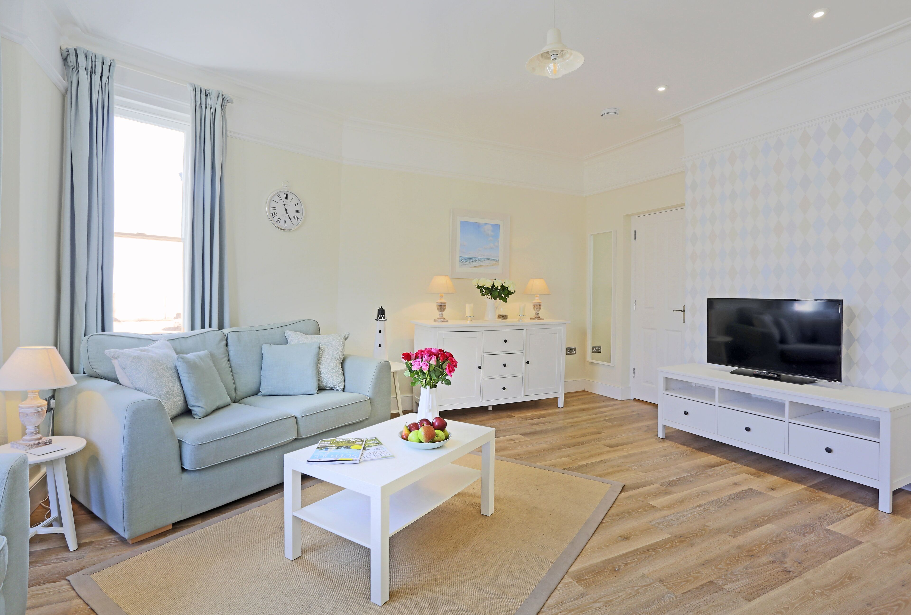 TV connectée, lecteur de DVD, livres