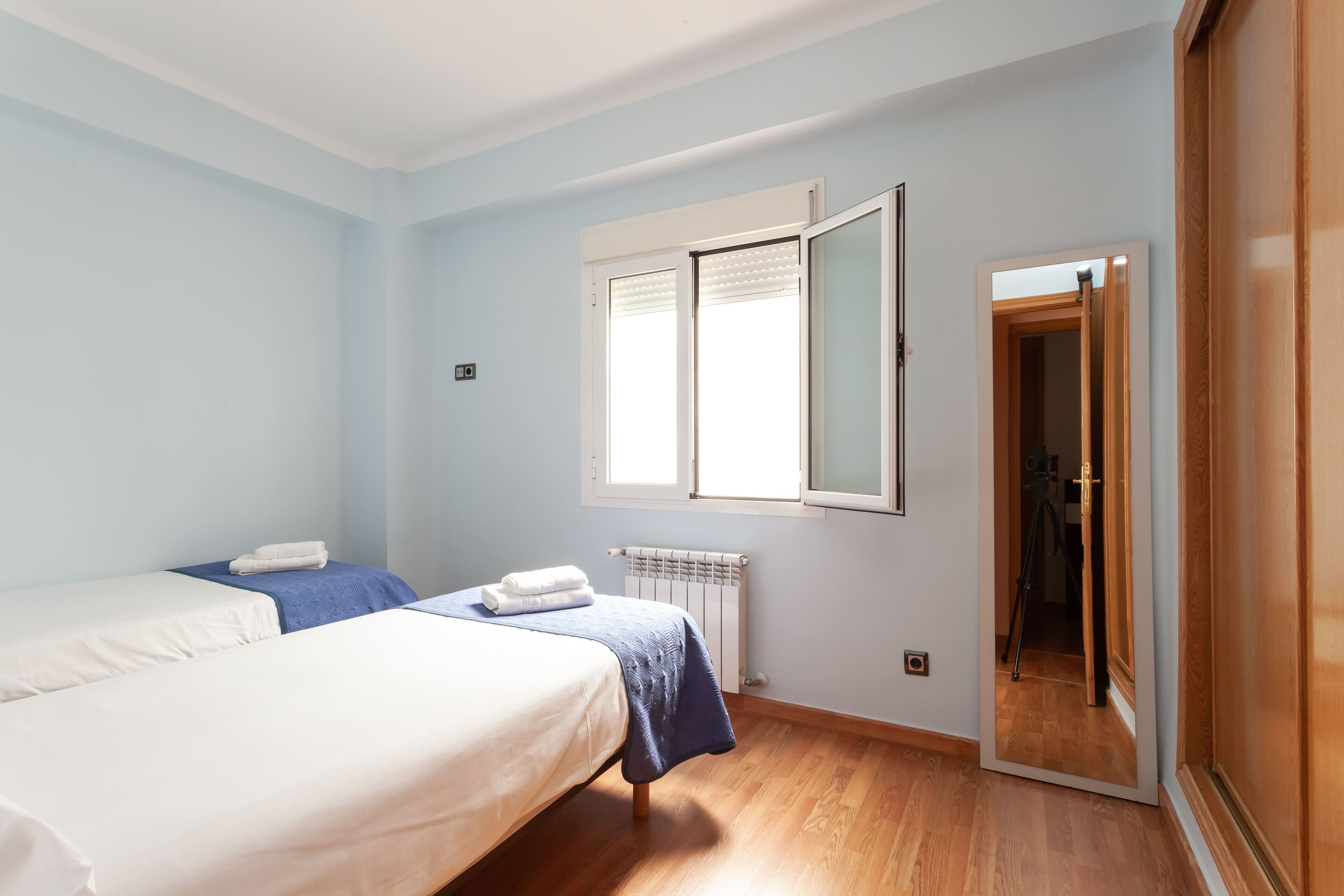 7 slaapkamers, een bureau, een strijkplank/strijkijzer, reisbedje