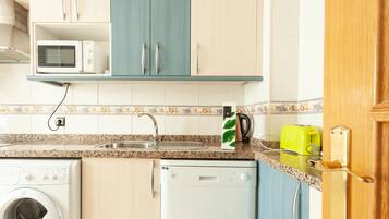 Een koelkast, een magnetron, een oven, een kookplaat