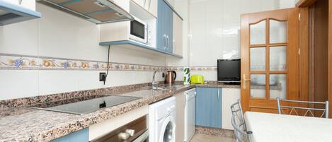 Een koelkast, een magnetron, een oven, een kookplaat