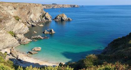 Charming house with stone outbuilding close to the beaches of the Côte Sauvage.