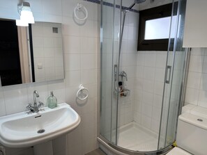 Bathtub, hair dryer - APARTMENT AT WALKING DISTANCE FROM THE BEACH AND POOL (Sant Feliu de Guíxols)