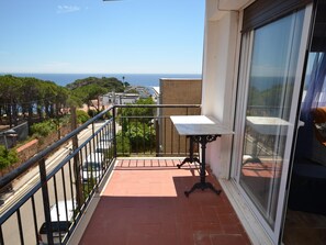 Outdoor dining - APARTMENT AT WALKING DISTANCE FROM THE BEACH AND POOL (Sant Feliu de Guíxols)