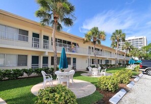 Outdoor dining - Stylish Retreat on Private Crescent Beach (Siesta Key)