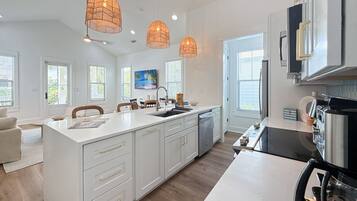 Jääkaappi, mikroaaltouuni, uuni, liesi