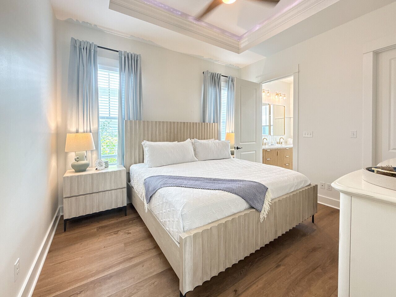 3 habitaciones, escritorio y tabla de planchar con plancha 