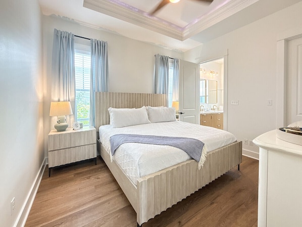 3 makuuhuonetta, työpöytä, silitysrauta/-lauta, vauvan matkasänky