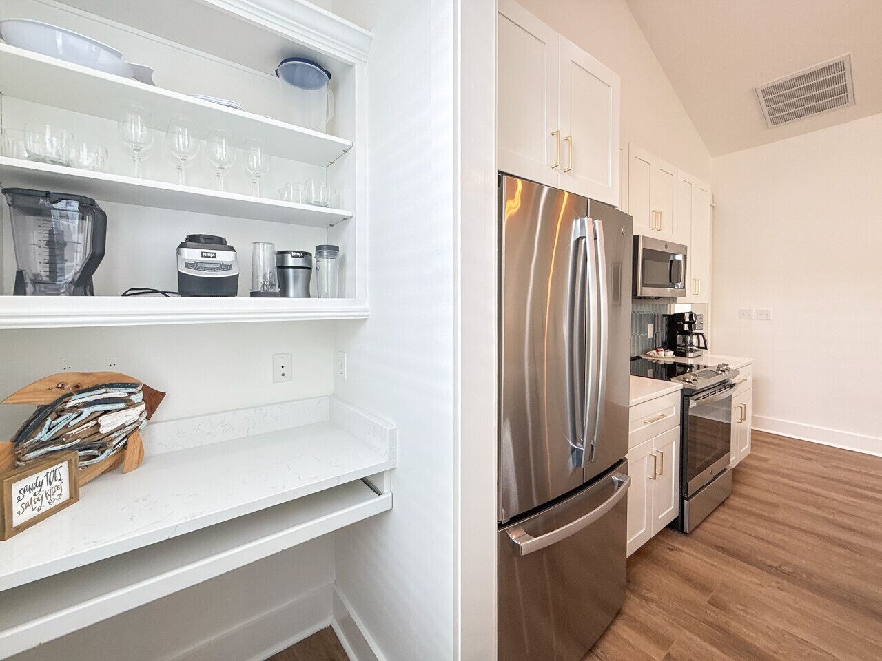 Refrigerador, microondas, horno, placa de cocina