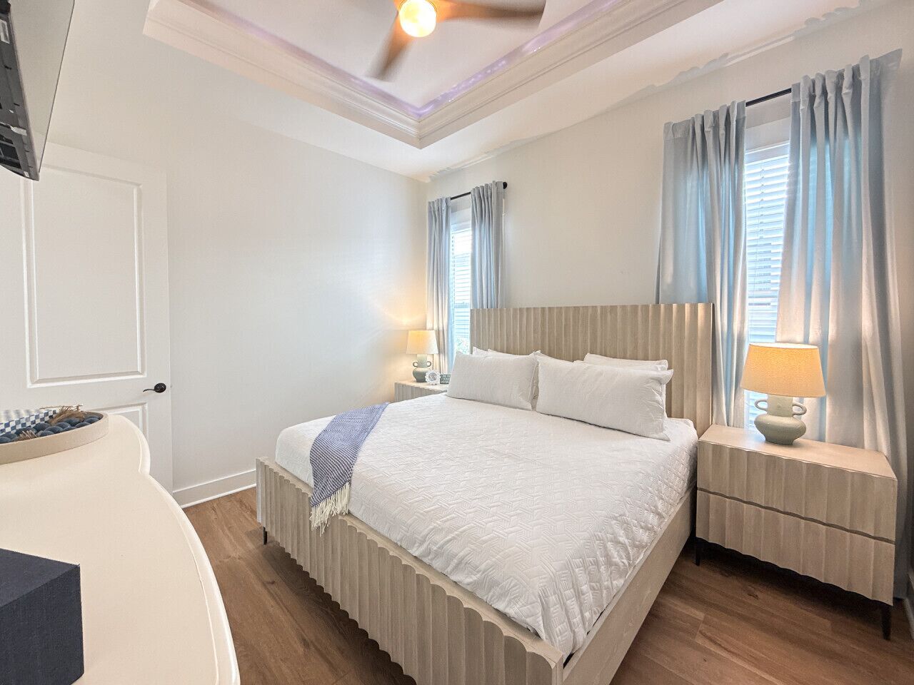 3 chambres, bureau, fer et planche à repasser, lit parapluie