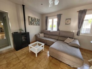 Televisor intel·ligent, llar de foc i llibres 