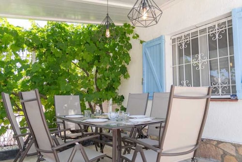 House in perfect condition, quiet area 750m from the beach, close to supermarkets.