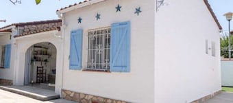 House in perfect condition, quiet area 750m from the beach, close to supermarkets.