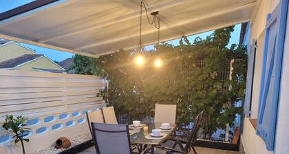 House perfect condition, very quiet area at 750m beach, near supermarkets.
