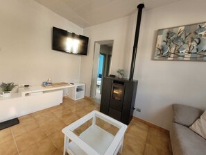 Smart TV, fireplace, books - House in perfect condition, quiet area 750m from the beach, close to supermarkets.  (L'Escala)